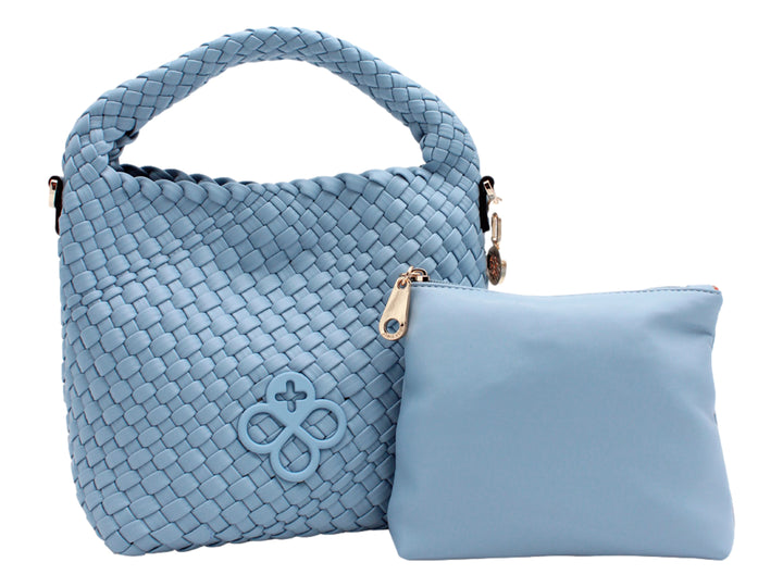 Bolso azul de Jaime Ibiza con diseño tejido y asa superior.