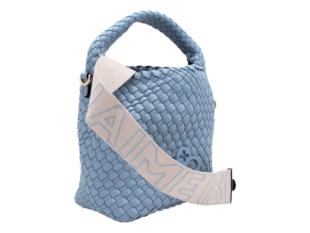 Bolso azul de Jaime Ibiza con diseño tejido y asa superior.