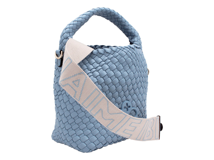 Bolso azul de Jaime Ibiza con diseño tejido y asa superior.