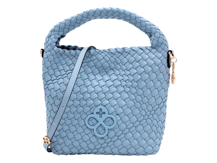 Bolso azul de Jaime Ibiza con diseño tejido y asa superior.