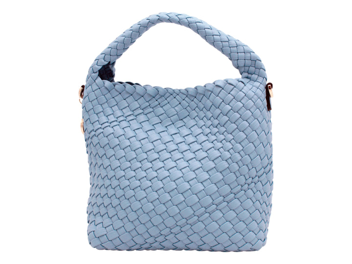 Bolso azul de Jaime Ibiza con diseño tejido y asa superior.