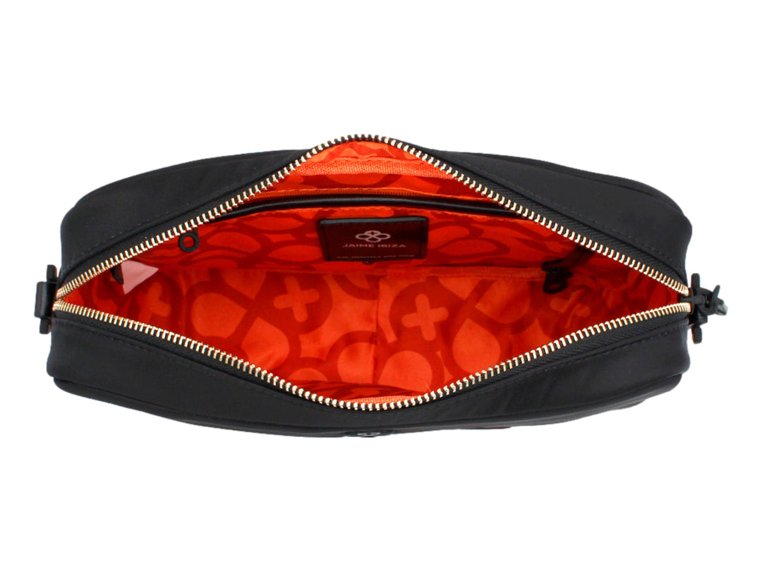 Bolso de hombro Jaime Ibiza color negro con logotipo JMBZ en relieve y correa larga.
