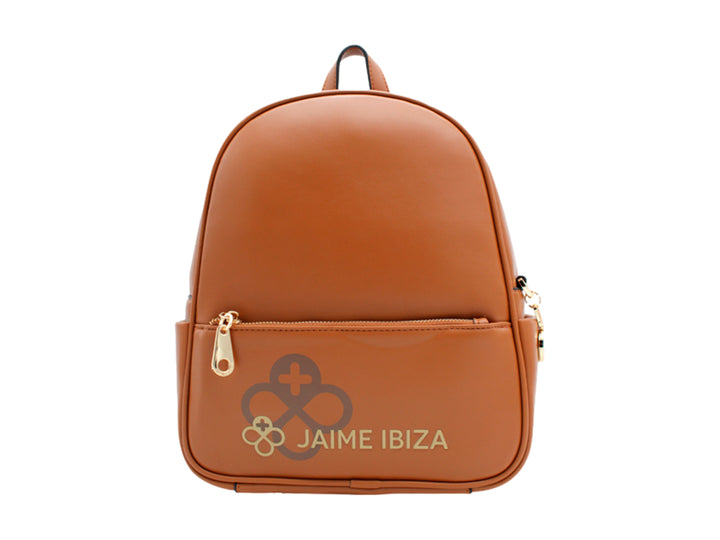 Mochila color caramelo de la marca Jaime Ibiza con un bolsillo frontal y detalles en dorado.