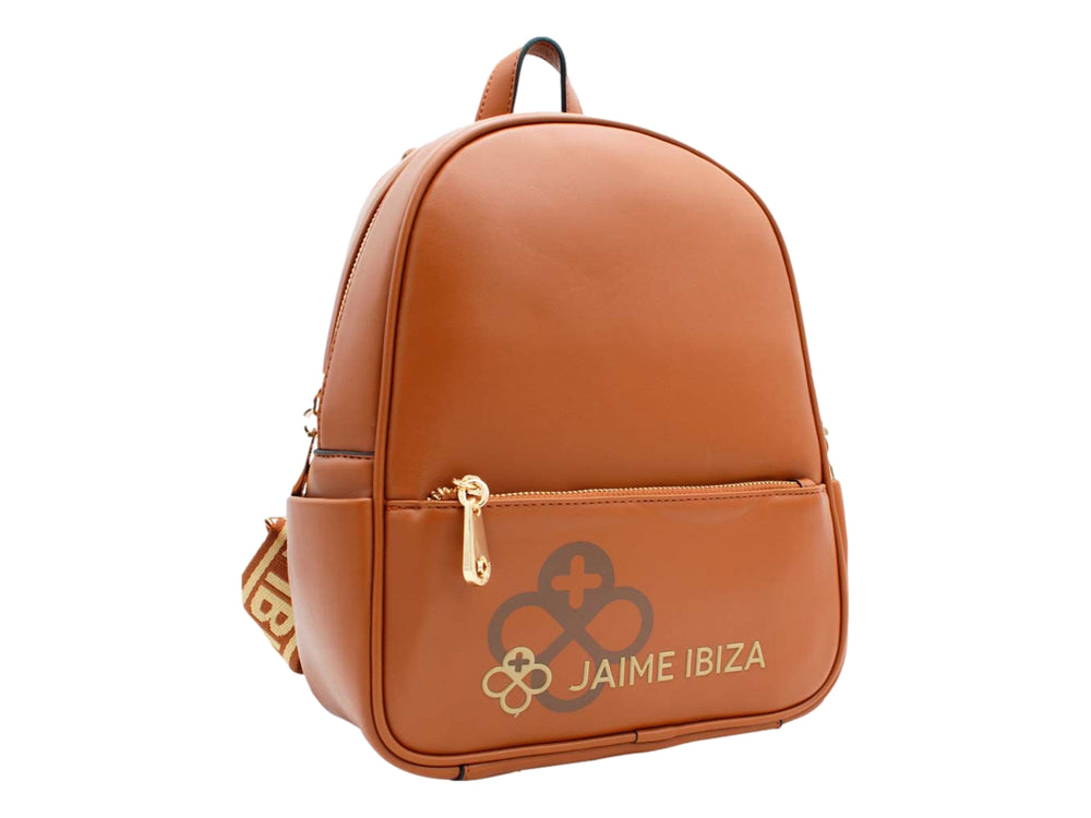 Mochila color caramelo de la marca Jaime Ibiza con un bolsillo frontal y detalles en dorado.