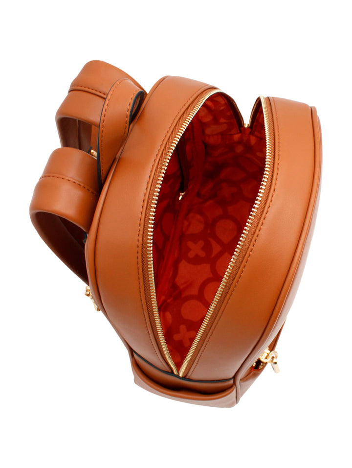Mochila color caramelo de la marca Jaime Ibiza con un bolsillo frontal y detalles en dorado.