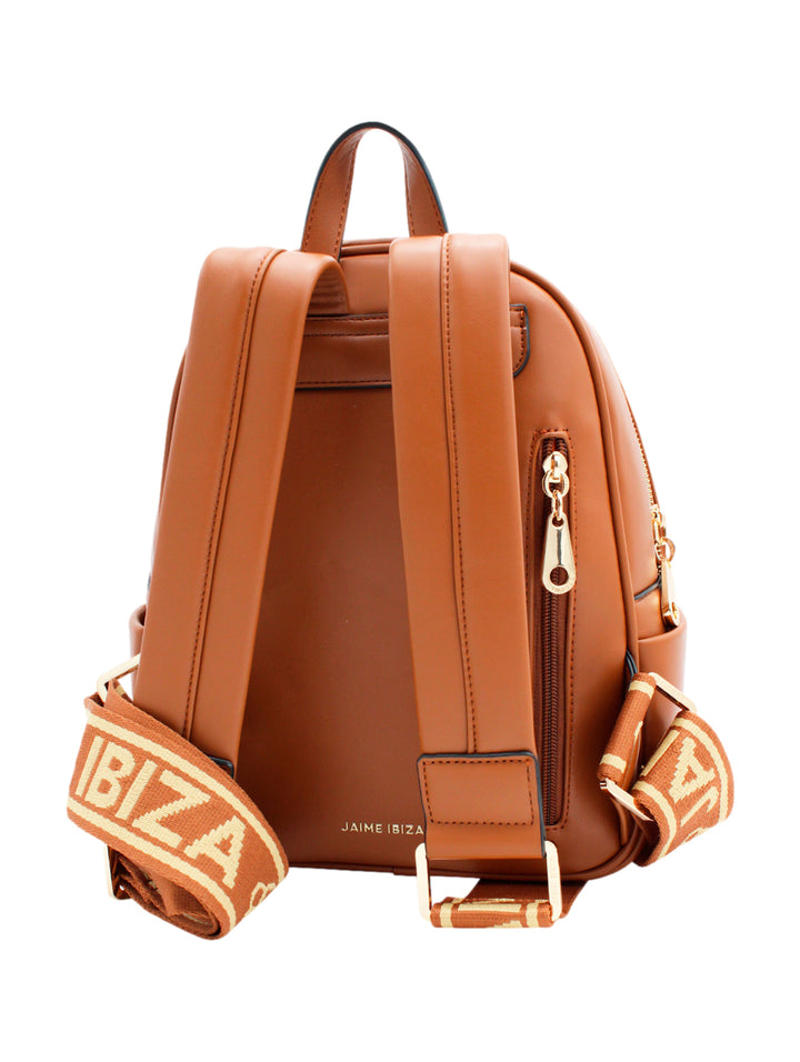 Mochila color caramelo de la marca Jaime Ibiza con un bolsillo frontal y detalles en dorado.