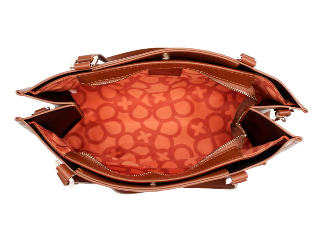 Bolso de hombro Jaime Ibiza en color tabaco con correa ancha beige y acabado liso.