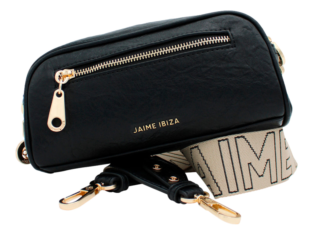 Bolso de hombro pequeño color negro con detalles y cierres en tono dorado y logotipo frontal metálico.