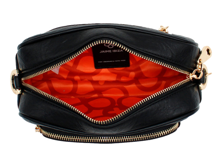 Bolso de hombro pequeño color negro con detalles y cierres en tono dorado y logotipo frontal metálico.