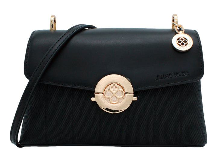 Bolso negro de Jaime Ibiza con cierre circular dorado y cuerpo con textura acanalada.