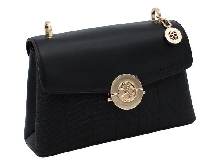 Bolso negro de Jaime Ibiza con cierre circular dorado y cuerpo con textura acanalada.