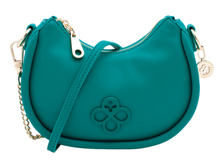 Bolso de mano color turquesa con forma de media luna, correa ajustable y detalles metálicos en dorado.