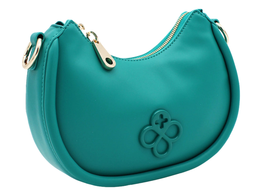 Bolso de mano color turquesa con forma de media luna, correa ajustable y detalles metálicos en dorado.