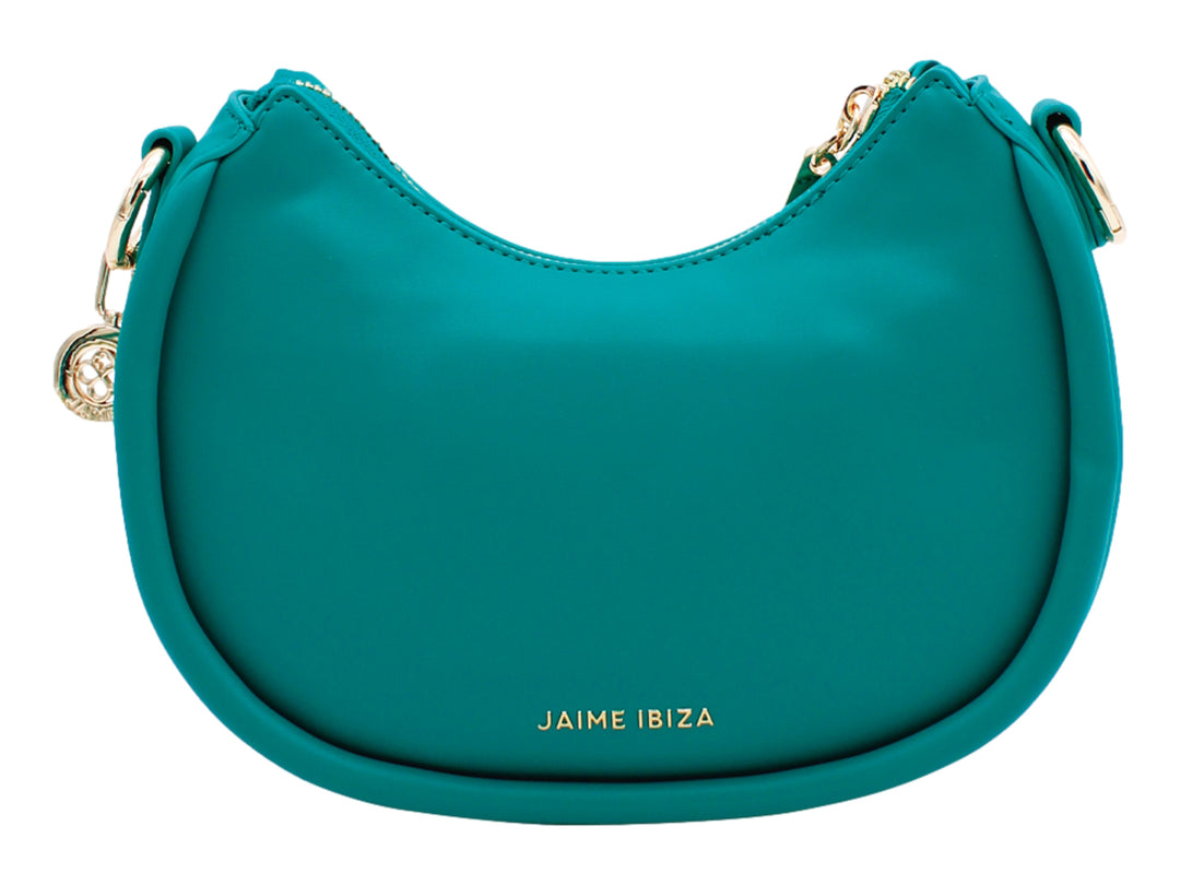 Bolso de mano color turquesa con forma de media luna, correa ajustable y detalles metálicos en dorado.