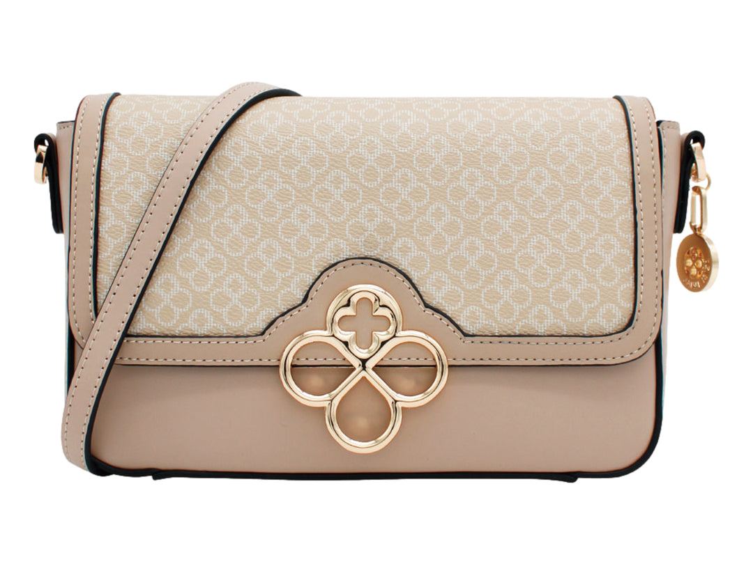 Bolso de hombro color taupe con solapa estampada y cierre decorativo dorado en forma de nudo.