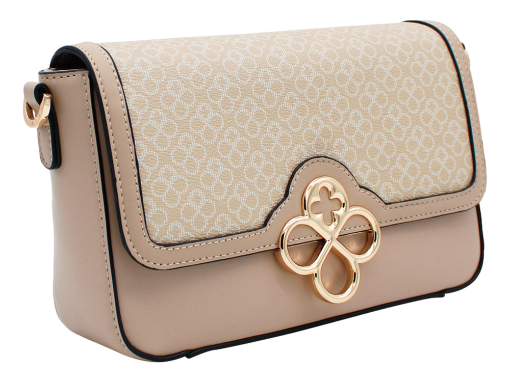 Bolso de hombro color taupe con solapa estampada y cierre decorativo dorado en forma de nudo.