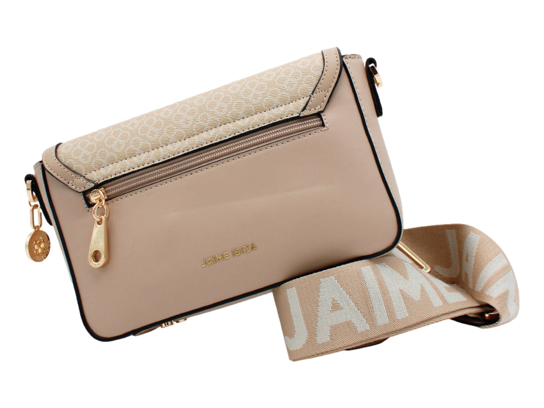 Bolso de hombro color taupe con solapa estampada y cierre decorativo dorado en forma de nudo.