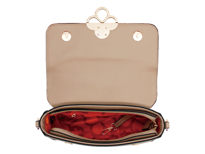 Bolso de hombro color taupe con solapa estampada y cierre decorativo dorado en forma de nudo.