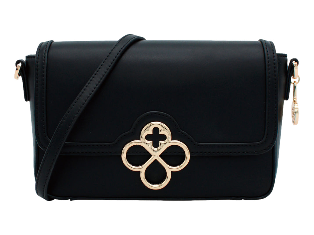 Bolso negro rectangular con herraje dorado decorativo frontal y correa larga.
