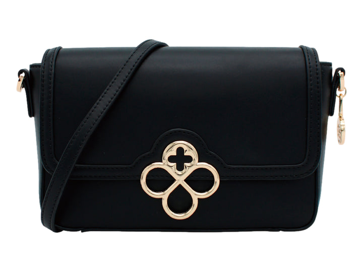 Bolso negro rectangular con herraje dorado decorativo frontal y correa larga.