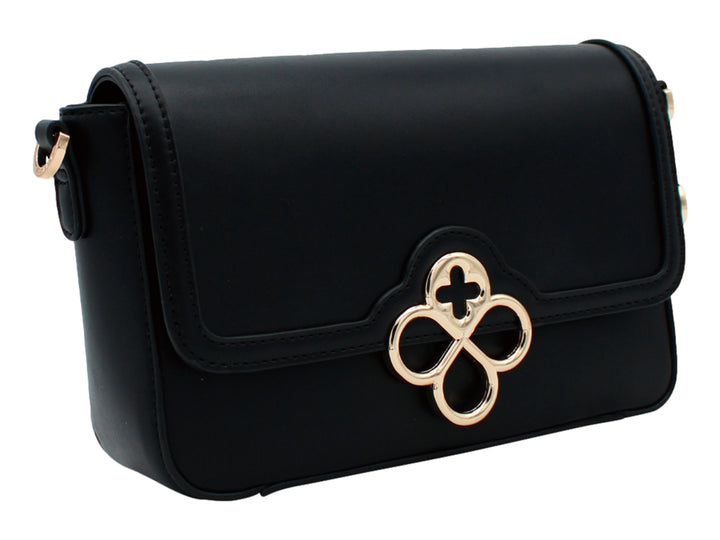 Bolso negro rectangular con herraje dorado decorativo frontal y correa larga.
