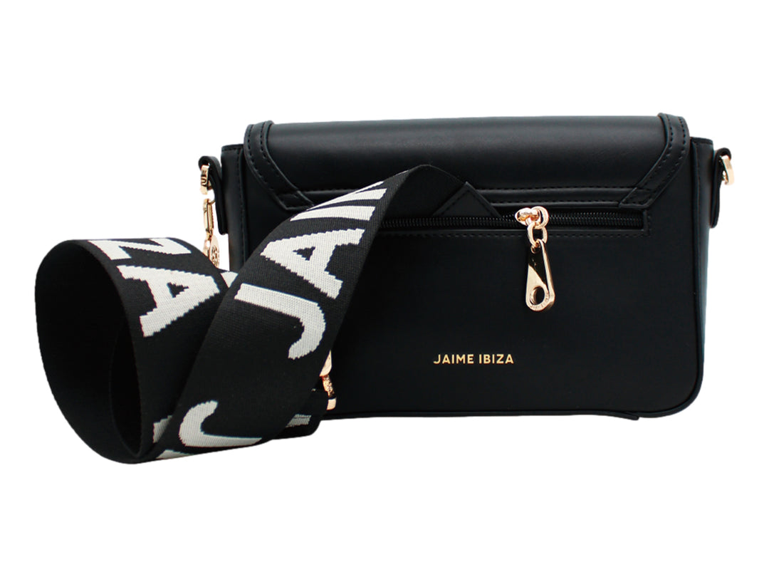 Bolso negro rectangular con herraje dorado decorativo frontal y correa larga.