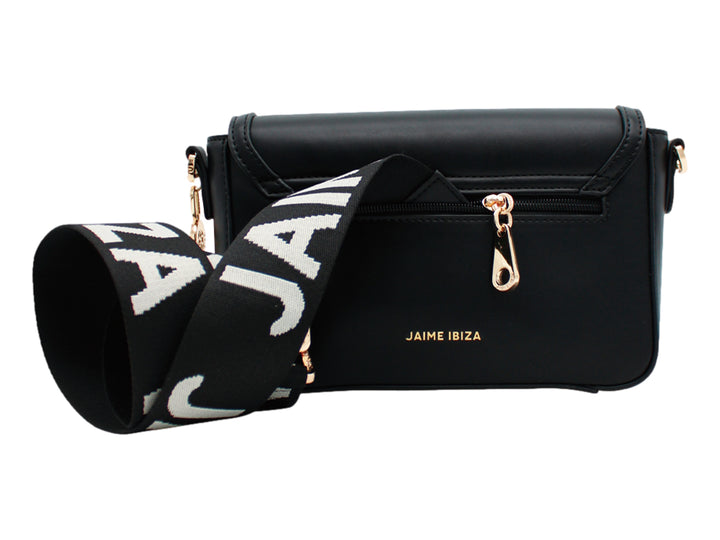 Bolso negro rectangular con herraje dorado decorativo frontal y correa larga.