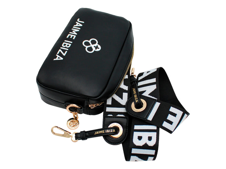Bolso bandolera negro de Jaime Ibiza con logotipo blanco frontal y detalles metálicos en color dorado.