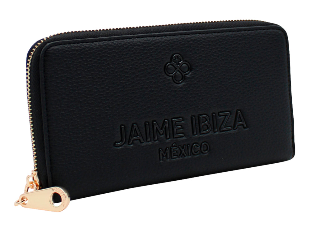 Cartera negra de Jaime Ibiza con correa de mano y herrajes dorados.