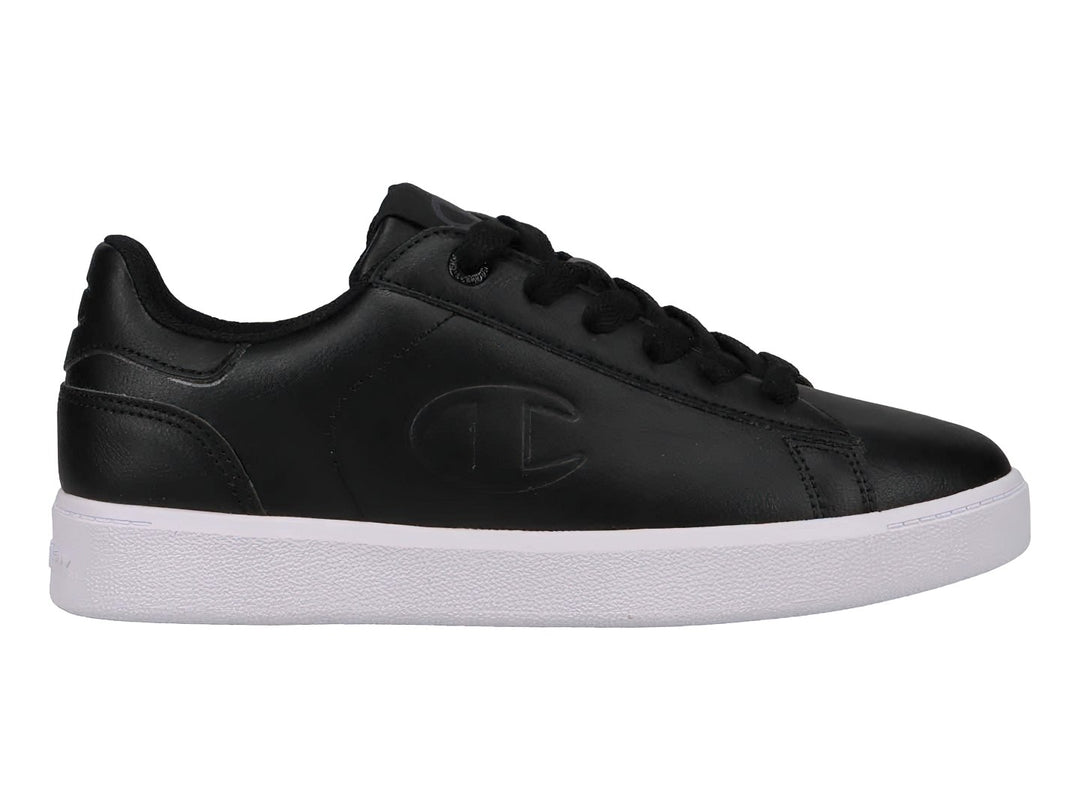 Tenis Champion para niños en color negro con suela blanca y cierre de cordones.