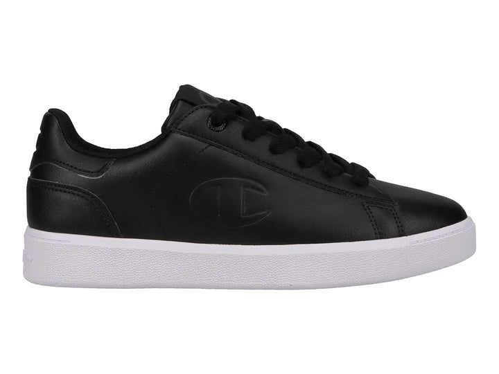 Tenis Champion para niños en color negro con suela blanca y cierre de cordones.