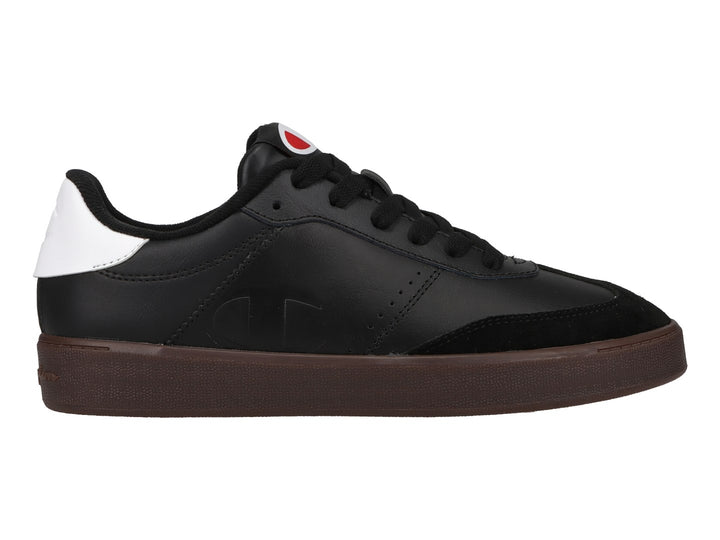Tenis Champion color negro con suela color goma y detalle blanco en el talón.