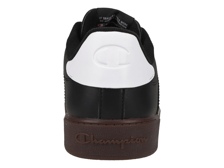 Tenis Champion color negro con suela color goma y detalle blanco en el talón.