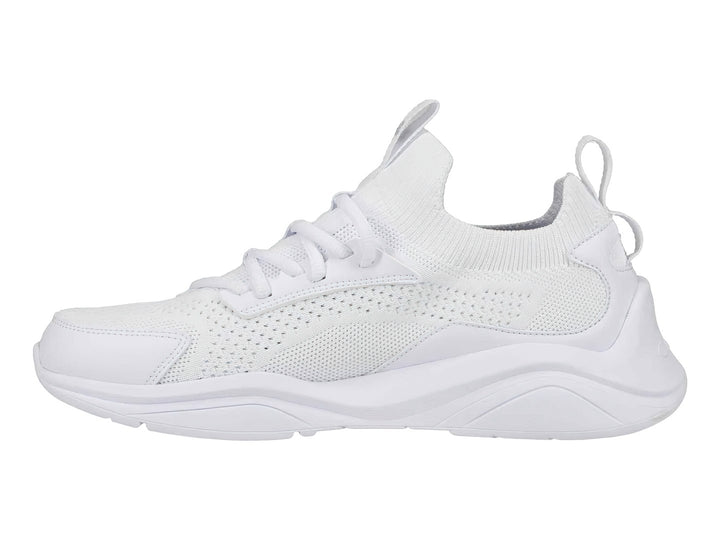 Tenis deportivos Champion color blanco con suela gruesa y tejido transpirable.