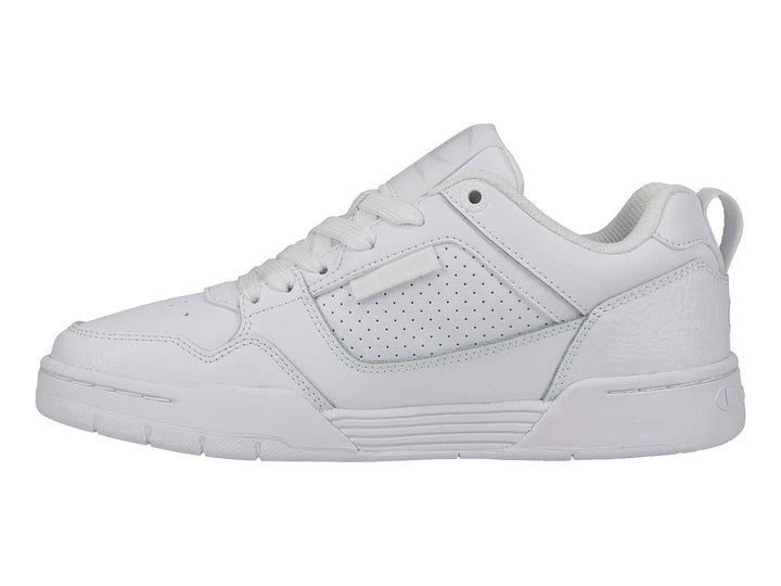 Tenis deportivos Champion color blanco total, diseño de corte bajo con logotipo en el lateral y suela robusta.