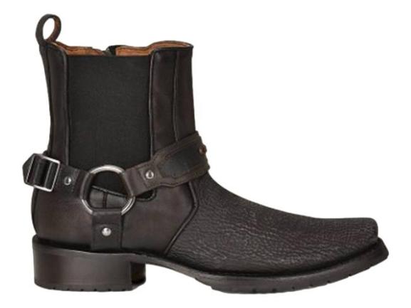 Bota negra de piel de tiburón con correa y detalle de anillo metálico en el tobillo.