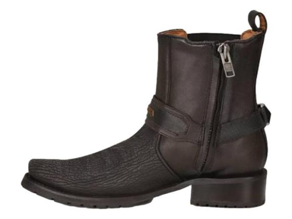 Bota negra de piel de tiburón con correa y detalle de anillo metálico en el tobillo.