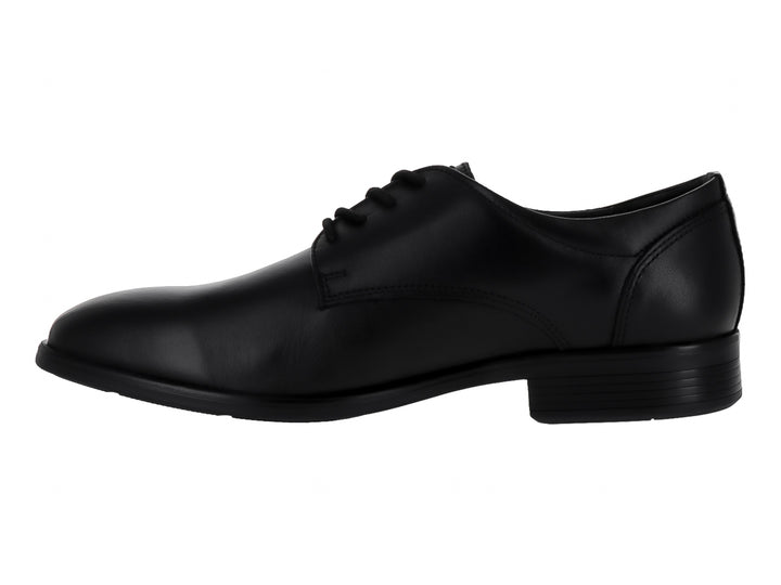 Zapato formal de cuero color negro con cordones y suela plana para hombre.