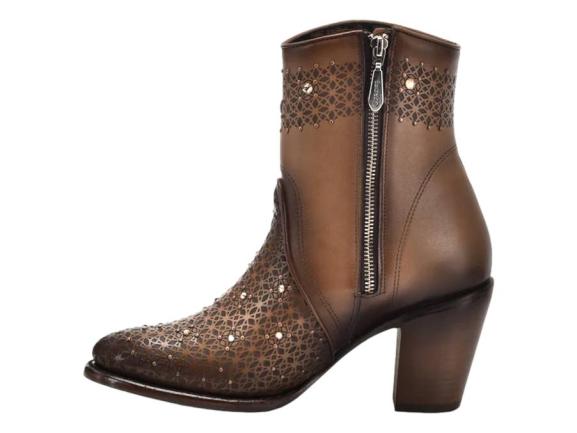 Bota de cuero color arena con detalles calados en la punta y tobillo, con tacón bloque.