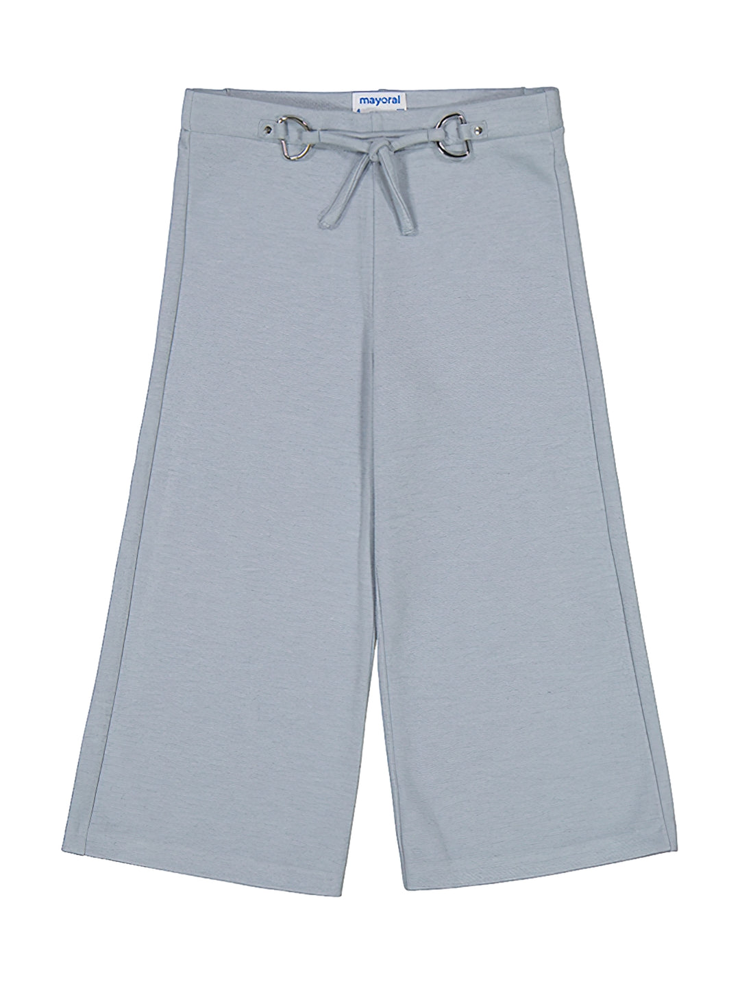 Pantalón corto ancho de color celeste para niño con cintura ajustable y cordón.
