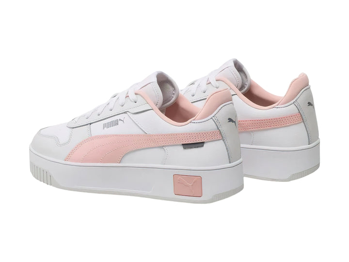 Tenis PUMA Carina Street en color blanco con detalles en rosa y gris, diseño de plataforma y suela gruesa.