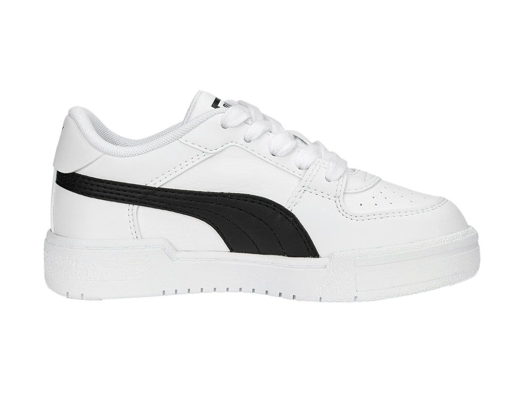Tenis PUMA CA Pro Classic para niño en color blanco con franja lateral negra y suela blanca.
