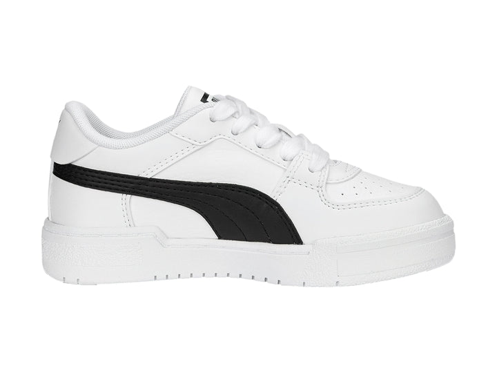 Tenis PUMA CA Pro Classic para niño en color blanco con franja lateral negra y suela blanca.