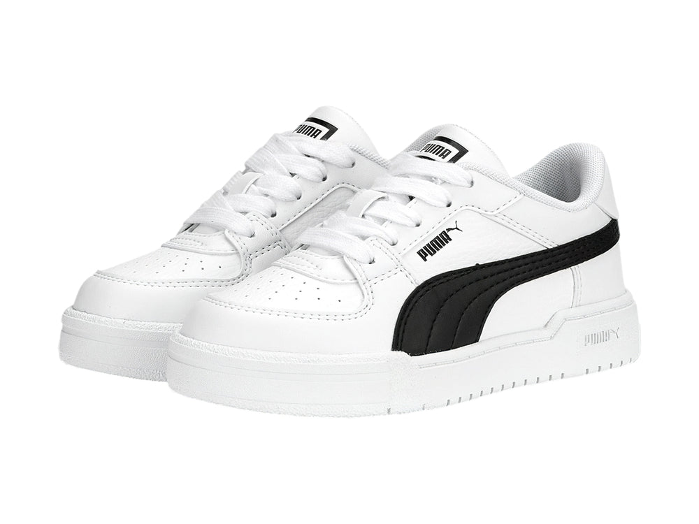 Tenis PUMA CA Pro Classic para niño en color blanco con franja lateral negra y suela blanca.