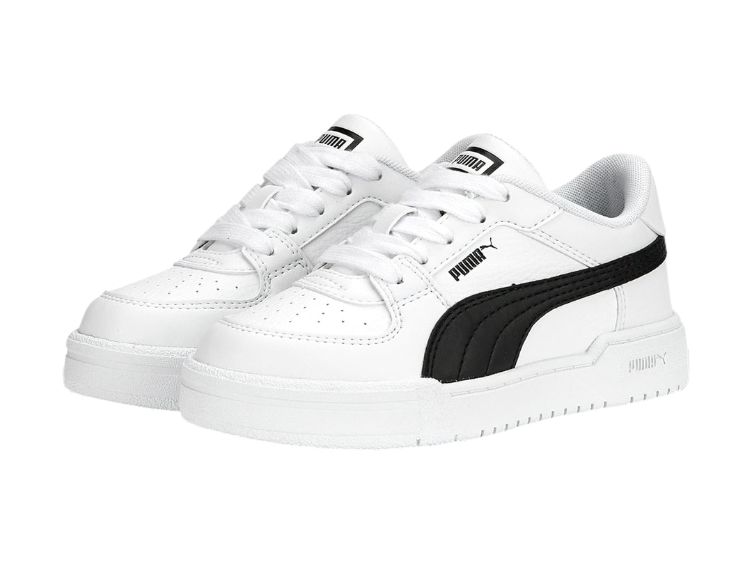 Tenis PUMA CA Pro Classic para niño en color blanco con franja lateral negra y suela blanca.