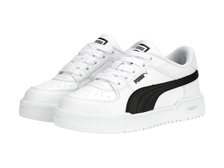 Tenis PUMA CA Pro Classic para niño en color blanco con franja lateral negra y suela blanca.