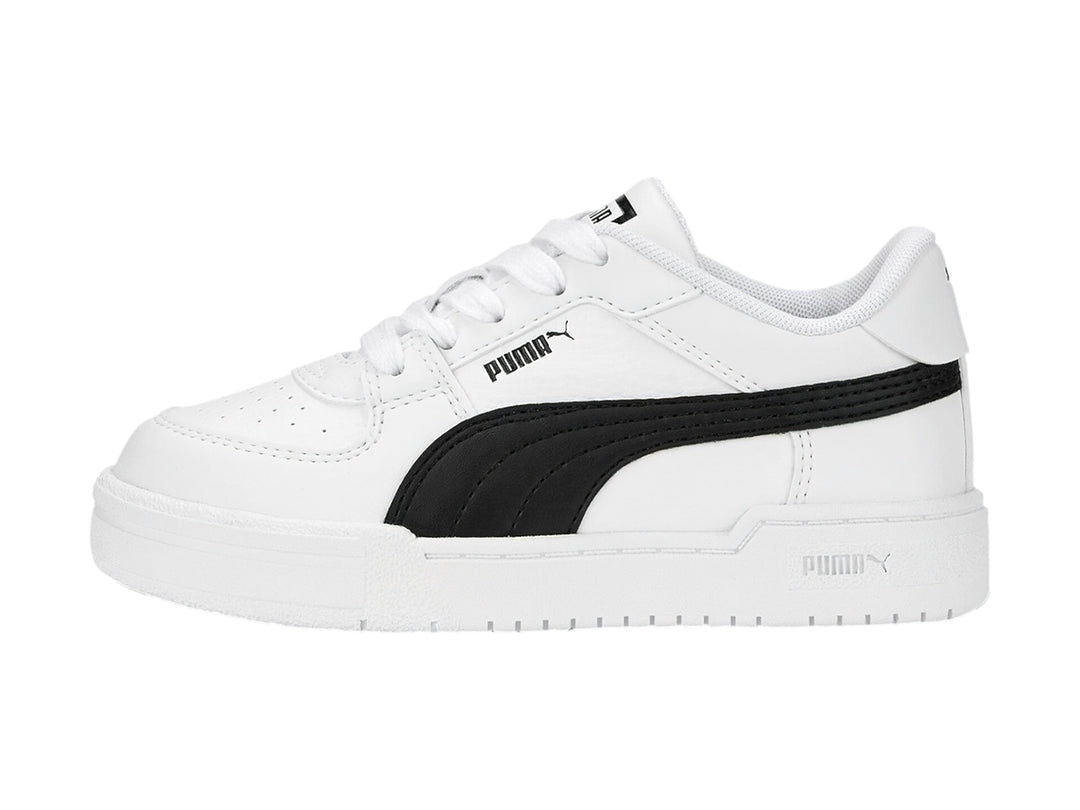 Tenis PUMA CA Pro Classic para niño en color blanco con franja lateral negra y suela blanca.