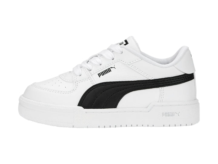 Tenis PUMA CA Pro Classic para niño en color blanco con franja lateral negra y suela blanca.