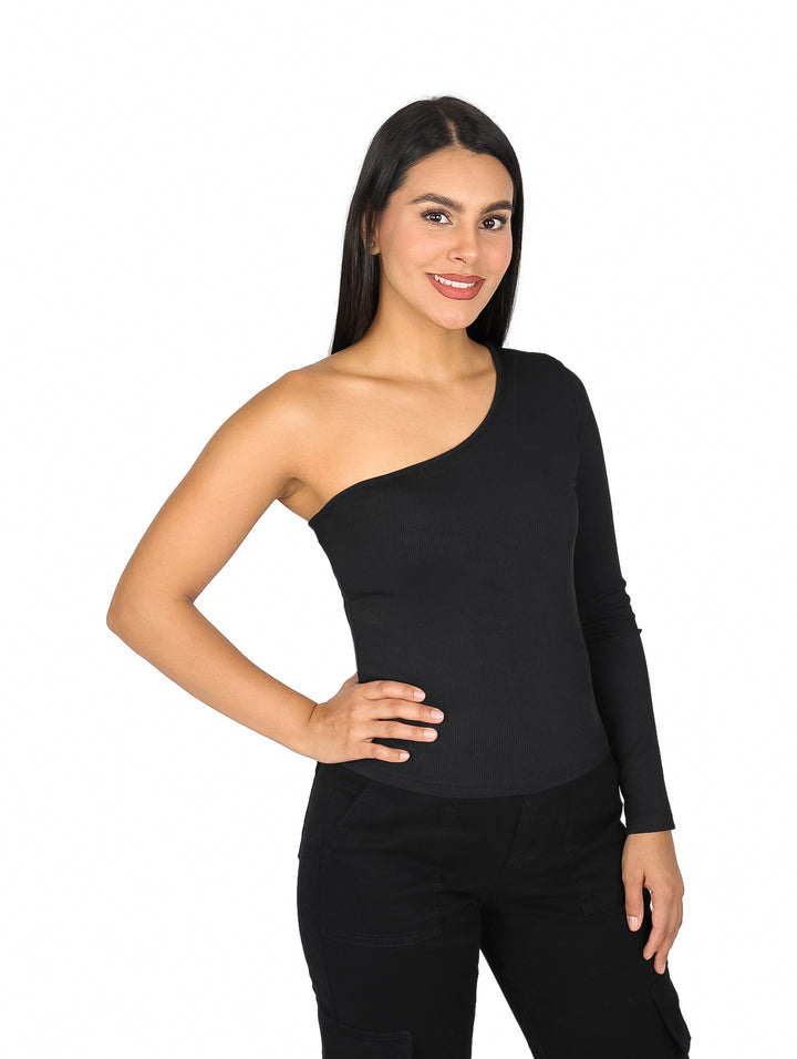 Mujer modelando blusa negra asimétrica de una sola manga y pantalones negros.