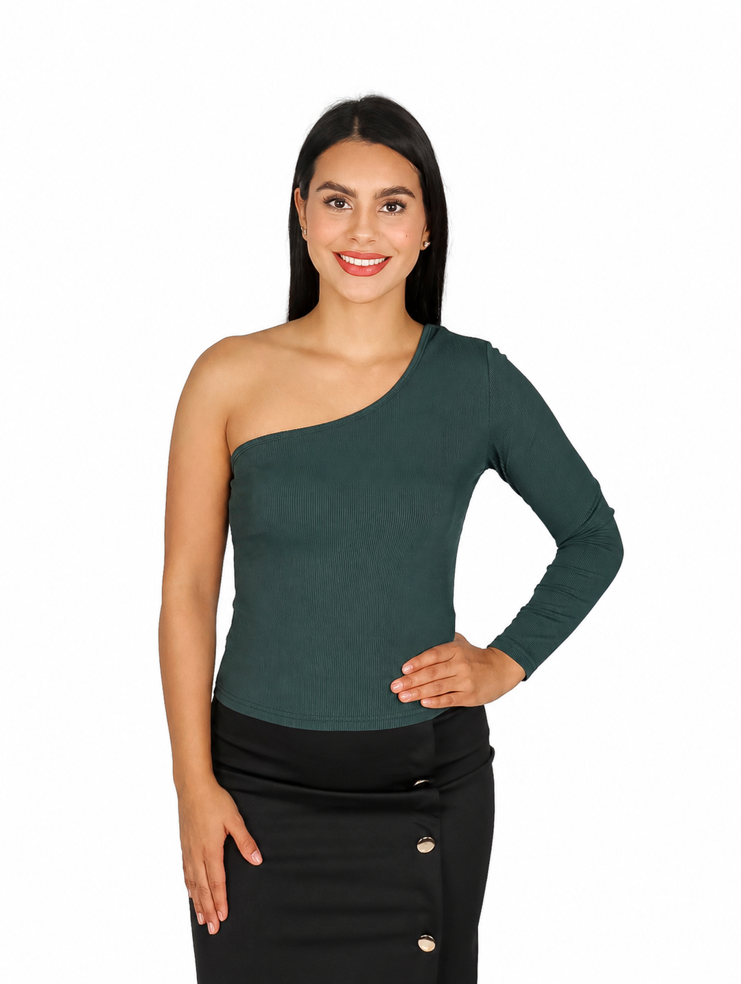 Mujer vistiendo blusa verde bosque de un solo hombro y falda negra.
